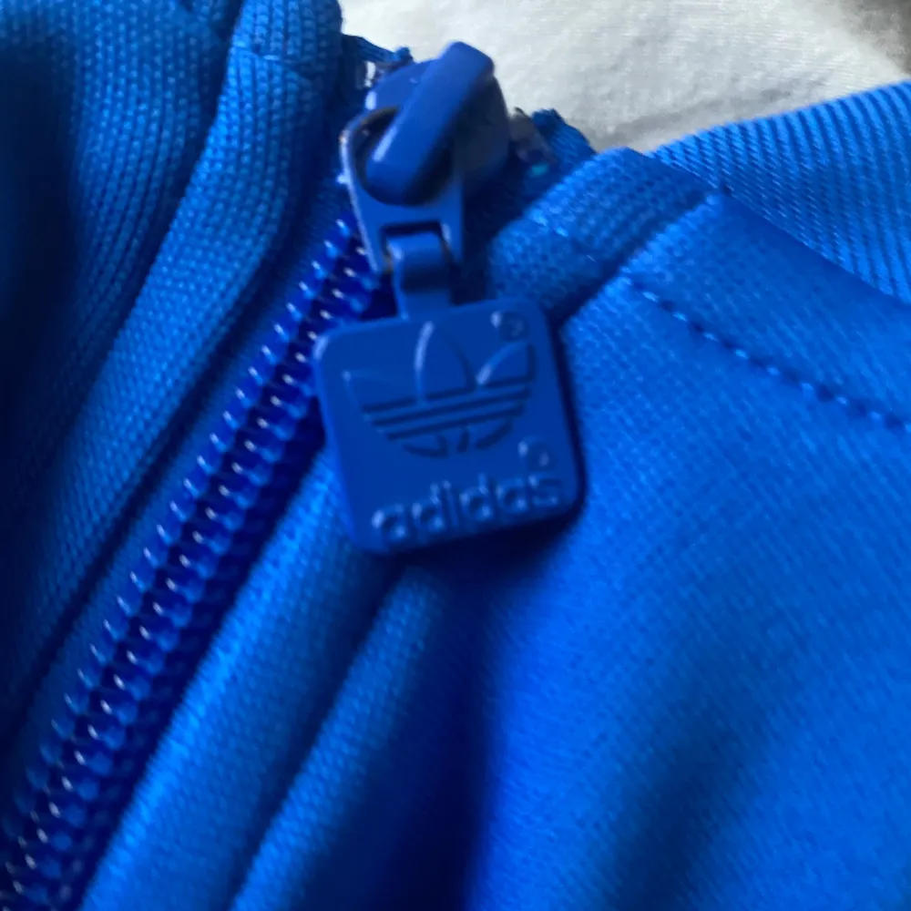 Blå adidas tröja aldrig använd helt ny anledning för stor pris kan gå ner . Hoodies.