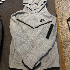 Nike Tech fleece - Säljer min Nike tech fleece som jag fick för typ 1 år sedan pga att den inte kommer till användning längre. Pris kan diskuteras. Inga defekter alls.