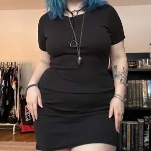 Väldigt skön och fin svart klänning som är lite för liten runt höfterna för att jag ska vara bekväm med det hahah. Använd fåtal gånger