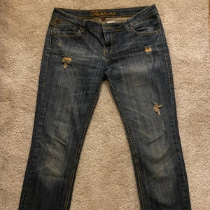  jeans - Säljer dessa ganska lågmidjade jeans från fishbone. Köpte från Sellpy för ett par veckor sedan och blev jättebesviken när de inte passade mig. Är i använt skick men fortfarande relativt bra skick. Tryck gärna på köp nu!❤️