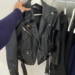 Skinnjacka 💌 - Använd några gånger. Sitter som en S därav jag skriver det💌💌