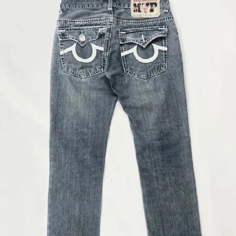 true religion double stitch  skick: 8/10 inga synliga defekter alls storlek:34  på bilden är den lite mörkare, i verkligheten är den lite mer ljusblå. Jeans & Byxor.