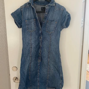 Jeans klänning  - Säljer min favorit jeans klänning då den inte kommer till användning lika mycket 