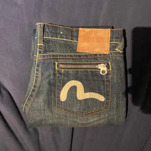Bootcut evisu jeans Om ni har frågor är de bara att ställa🙏 W31 Midja: 44cm Ytterben: 95cm Benöppning 22,5cm