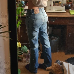 Lågmidjade Levi's jeans  - Sitter supersnyggt på! Storlek W33 L34 men lite insydda i midjan för en bättre passform. De är förstärkta på insidan av skrevet men utan sömmar så de syns inte utifrån. Skriv gärna till mig för fler bilder eller om du har frågor 😊