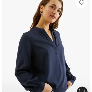 Säljer nu min mörkblåa blus ifrån kappahl. väl använd men fortfarande fint skick. nypris: 299kr. skriv för fler bilder eller frågor 💖