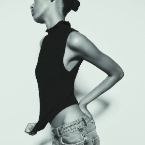 Snygg topp!! - Säljer denna helt nya topp från zara, helt ny köptes förra veckan och aldrig använd. Slutsåld! ❤️