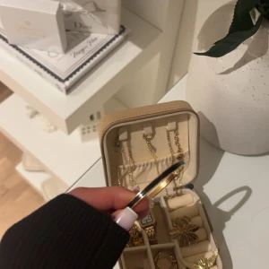 SKITSNYGGT guld/ svart armband - SUPERSNYGGT guld armband med svarta detaljer, blank 14K guldplätering med svart emalj!  Köpt på edblad för 599kr, gott skick knappt använd!!