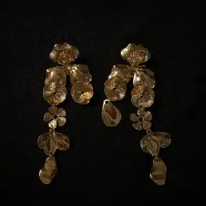 Guldiga örhängen i rostfritt stål⭐️Tryck gärna på köp nu!