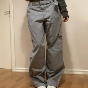 Gråa cargobyxor  - Cargobyxor med matchande bälte. Passar storlek 40 och mindre pga bältet och går att justera vid benöppningen så de inte drar i marken. Jag är 168 men skulle även passa både längre o kortare ⭐️
