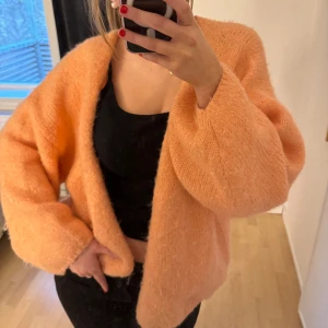 Stickad kofta Lindex!❤️‍🔥 - Stickad kofta från Lindex! Rosa,korall färg!! Supermysig❤️‍🔥