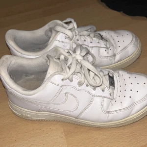 Air force - Storlek 37,5  Tvättade men dem är inköpta 2021 därav pris då dem är använda men hela. 
