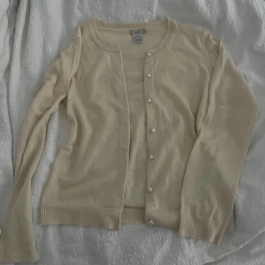 Kofta - En kofta från filippa k som inte änvänts särskilt mycket, har en liten defekt på ena armen, 🥰