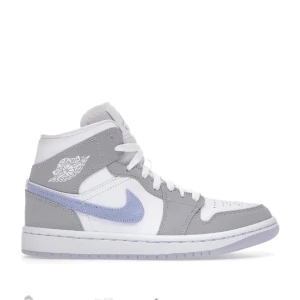 Jordan 1 - Storlek 40 använda men i fint skick, fler bilder kan skickas. Pris kan diskuteras.