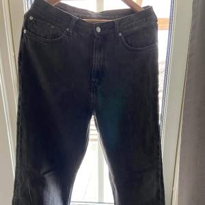 Svarta Weekday jeans köpta för 600kr. Galaxy loose.