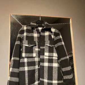 Overshirt/jacka - Stilren jacka i storlek S endast änvänd 2-3 gånger