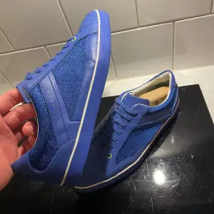 Säljer nu ett par blå Hugo boss skor i storlek 44. Skorna är i bra skick och har inga skador! Inga tillbehör finns till skorna, hör av er vid frågor eller funderingar!