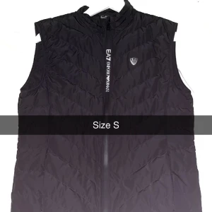 Armani väst  - Cargo Svart Armani Ea7 väst I bra skick, endast använd fåtal gånger Pris kan diskuteras vi snabb affär, ny pris 2000kr