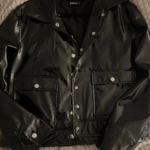 Läder jacka från Gina tricot💗 - Jackan är köpt på Gina tricot, storlek 36💗 jätte fint skick! Knappt använd ☺️ pris går att diskutera! (Kontakta mig för fler bilder och frågor)