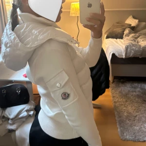 Moncler Cardigan - Använd få gånger, som nyskick. NFC scan funkar, även QR kod inuti jackan. A-Kop