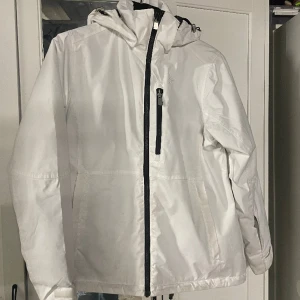 Five Season vit jacka  - En fin skidjacka, använd två gånger.  Storlek 42. Nypris 1300 kr 