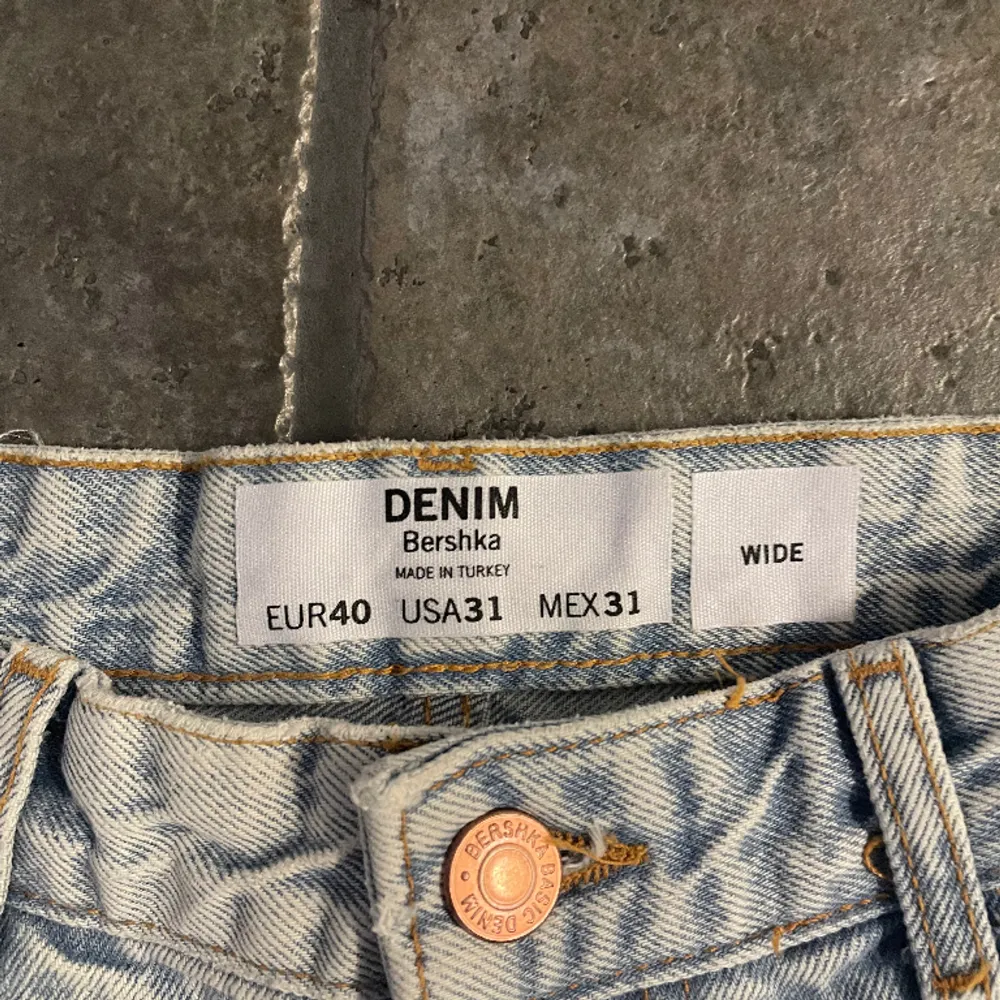 Säljer ett par oanvända Bershka jeans wide som endast legat och tagit plats i garderoben. Inköpspris 899.   Köparen står för frakt!. Jeans & Byxor.