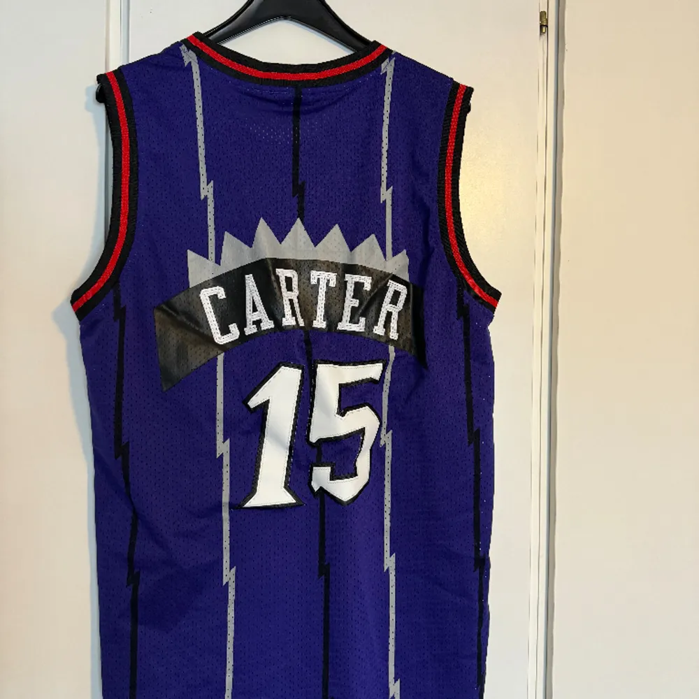 Säljer nu mitt Vince Carter basketlinne från tiden där han spelade i Toronto Raptors! Oerhört bra skick även om det varit ett av mina favoritlinnen! Köpt på Tradera för ett år sedan för 800kr! Sätter pris på 500kr men snabb affär så kan det diskutera. Toppar.