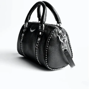 Zadig & Voltaire  - Säljer för att får ingen användning av den mer. Köpt för ungefär 5000. Man får med påsen den låg i och äktehetsbeviset. Skriv privat för intresse eller frågor🤍