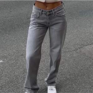 Grå low waist jeans i bra skick💗 Inga defekter och sparsamt använda. Lånad bild! 