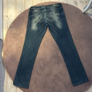 Guess jeans - Jette fina raka lowrise guess jeans i fint skick utan några hål⭐️ Säljs pgrund av att dom inte va riktigt min stil💫 Skriv privat för fler bilder elr frågor💕
