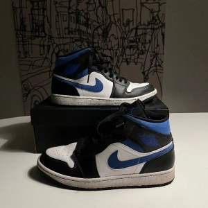 Air Jordan 1 MID ”White racer blue” - Säljer nu mina bekväma och stilrena jordans pga växt ur. Inköpta från merchsweden under november 2022 (bild 3). Skorna är i utmärkt skick bortsett från lätt creasing. Org kartong. Öppen för prisförslag. Finns på dm vid ev frågor och fler bilder!  