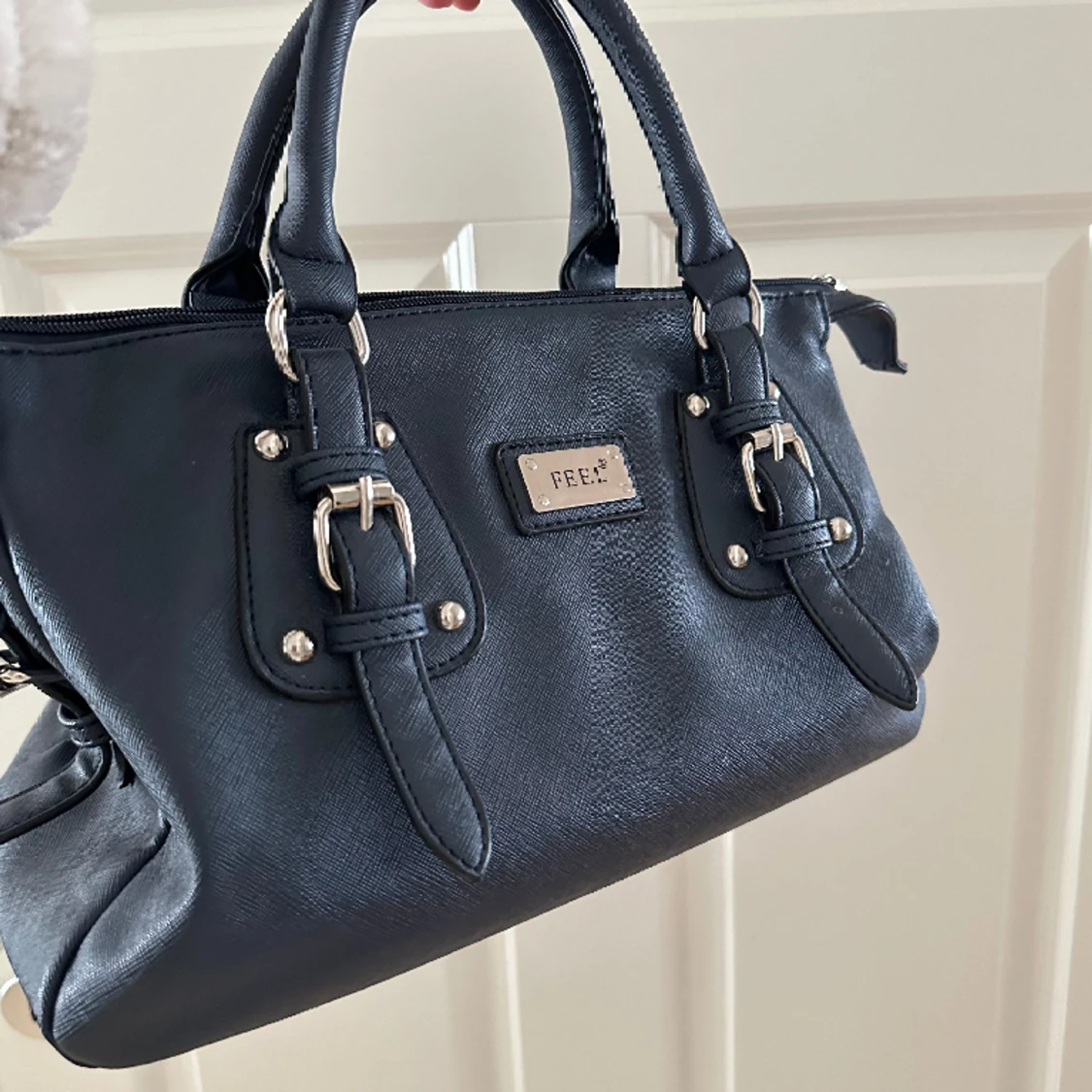 Mörkblå väska med leopard