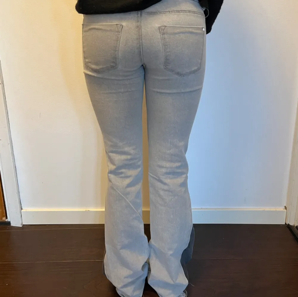 Gråa lågmidjade Bootcut jeans. Innebenslängden är 85 cm och midjemåttet 76 cm men dom är stretchiga i midjan.  skriv för flera bilder😊. Jeans & Byxor.
