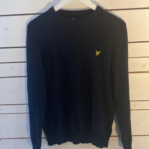 Lyle & scott tröja - En snygg tröja som är ganska tunn i materialet. Knappt använd.