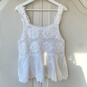 Sommartopp - Supergullig topp perfekt att ha över bikini eller som vanligt sommartopp🌸  Bara att skriva vid eventuella frågor🤗