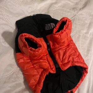 Jacka Hund - Köptes inför vintern men var tyvärr för liten för hunden så säljer nu så någon annan hund kan få värma sig och va söt!!🙌🏻🙌🏻Nypris 300 kr! 