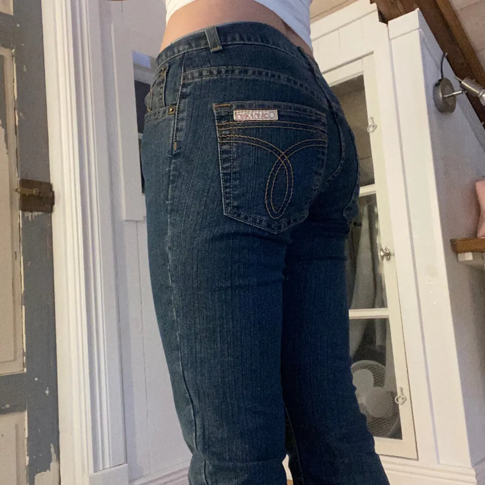 Supersnygga vintage jeans från Calvin Klein. Köpte för 700kr secondhand och säljer för 450kr. Fin kvalitet och bra passform. Skriv för frågor💕 jag är 158 och dem är på gränsen till förlänga för mig, går bra med skor💗. Jeans & Byxor.