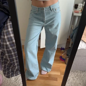 junkyard jeans (vida) - säljer dessa jeans från junkyard då de inte kommer till användning samt är lite för stora. smått slitna längst ner då jag gått på dem men syns inte alls, skriv för bild på detta!💓 midjemått: 39 cm rakt över  innerben: 81 cm  STORLEK 29/M