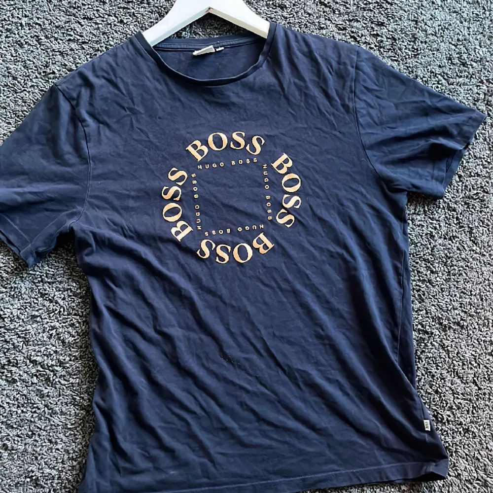 Hej säljer min T-shirt från Hugo boss, inköpt för 2 år sen. Tröjan är inte använd på ett bra tag Darför säljer jag nu den billigt 🤗 skriv om ni har funderingar . T-shirts.