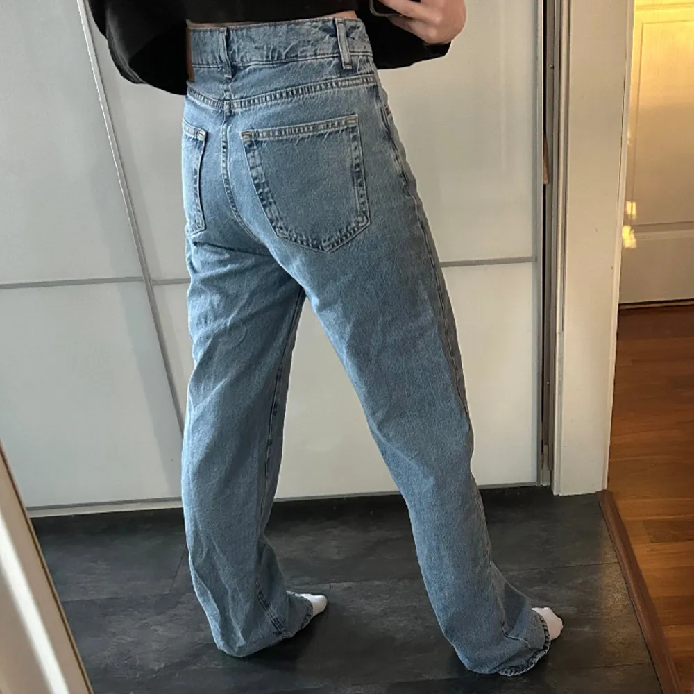 Jag säljer ett par blåa jeans från BikBok, de är i storlek 26/32 och är för långa på mig som är 162cm. Jeansen är i använt skick. Jeans & Byxor.