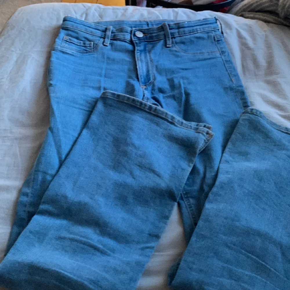 Lågmidjade flared jeans ifrån hm. As snygga och knappt använda.. Jeans & Byxor.