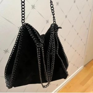 stella mcartney liknande - säljer min stella mcartney liknande väska då den inte är min stil längre. köpt här på plick. jätte fin och får plats med mycket!! ❤️