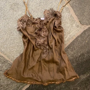 Vintage linne med krås - Ett otroligt coolt vintage aktigt brunt linne med snygga detaljer såsom skinande knappar och krås🥂 linnet är i mycket bra skick och är i strl S/M men sitter mer som en XS🩷