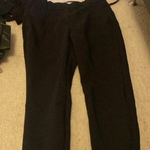Kostymbyxor  - Säljer ett par kostymbyxor i svart. Fake fickor där bak. 
