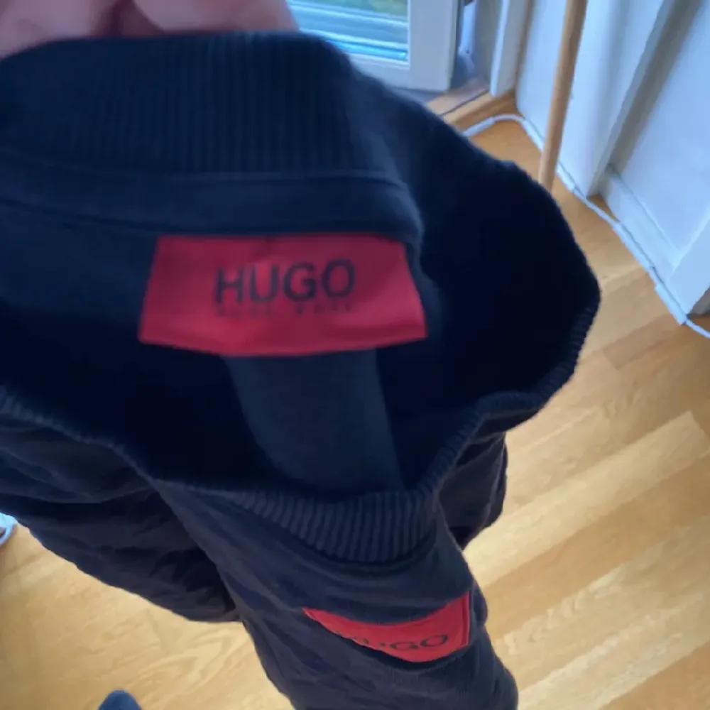Storlek L. Köpt från Zalando. Ny pris 1300. (Äkta) Inget fel på den alls. Har du frågor så är det bara att fråga på.. Neuletakit & Villapaidat.
