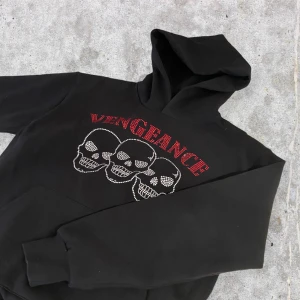 Rhinestones Hoodie Detached LDN - Röd Vengeance hoodie köpt på droppet från Detached London. Använt en gång. I toppskick. 100% heavy cotton, tåligt material. Oversized fit. För fler bilder eller mått kontakta mig :) 