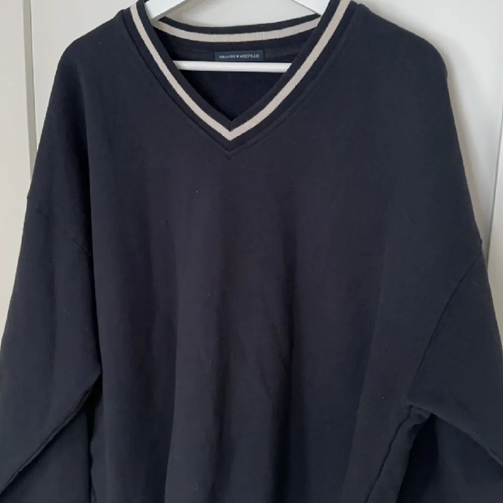 Super snygg tröja från brandy Melville  Sitter oversize på mig som är en S! Mycket fint skick då den endast är använd två gånger. Finns inte kvar att köpa på hemsidan. . Tröjor & Koftor.