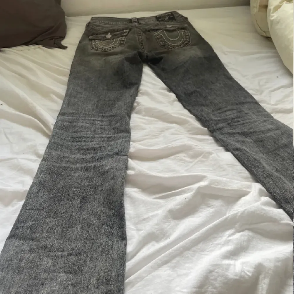 Helt nya använda 1 gång köpt för 2300kr  Passar mig perfekt som är 170 lång och har xs/s i byxor  . Jeans & Byxor.