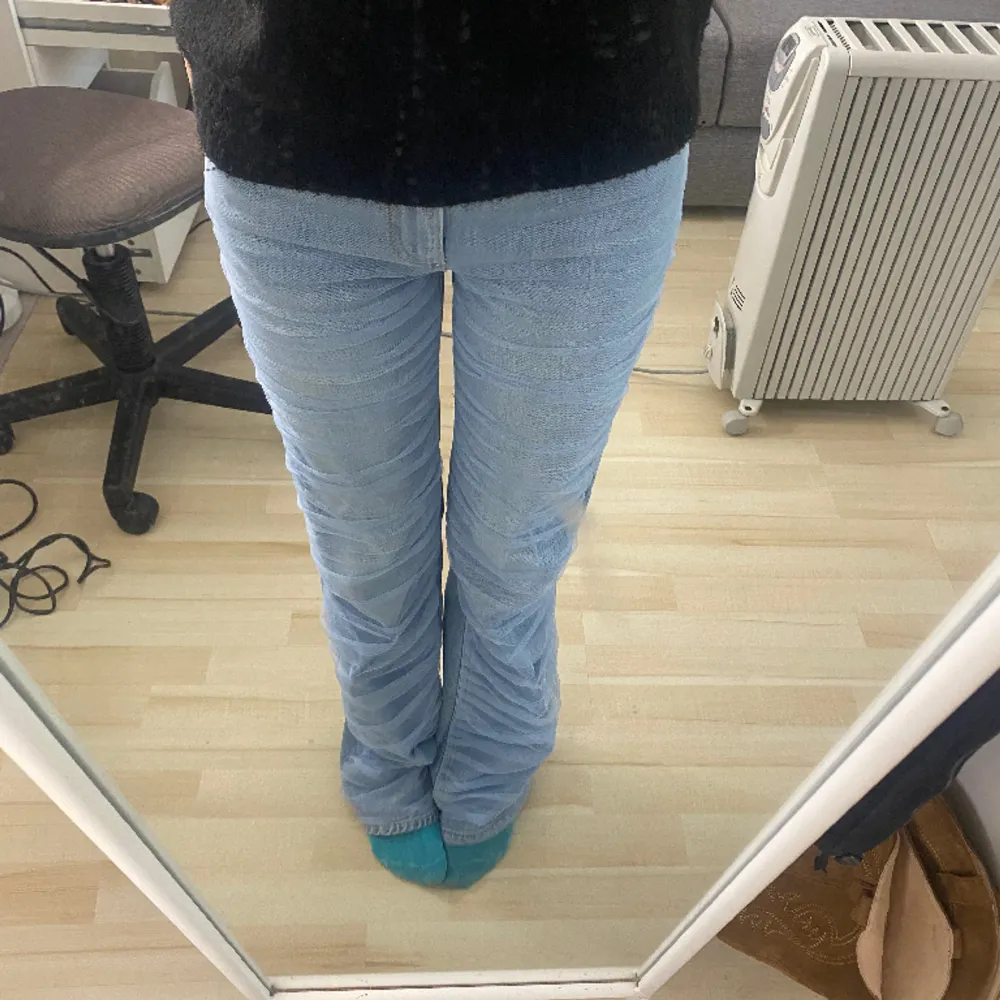 Slutsålda weekday jeans. Passar mig som brukar ha storlek 32/34. Nypris var 950kr❣️jag är 160 och byxorna är för långa men funkar super med skor!. Jeans & Byxor.