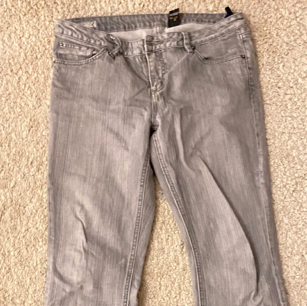 Jättefina gråa lågmidjade jeans. Lite stora på mig men brukar knäppa en till knapp i gylfen💕 säljer eftersom jag har för många jeans. ❤️. Jeans & Byxor.
